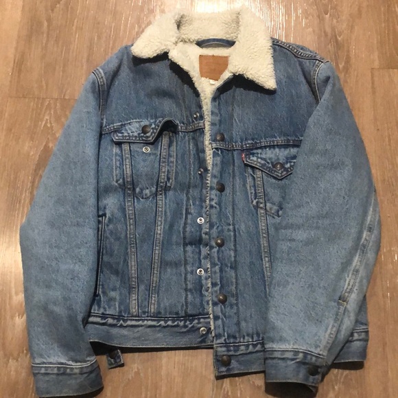 Levi’s medium wash denim jacket. Worn a few times - Picture 1 of 4